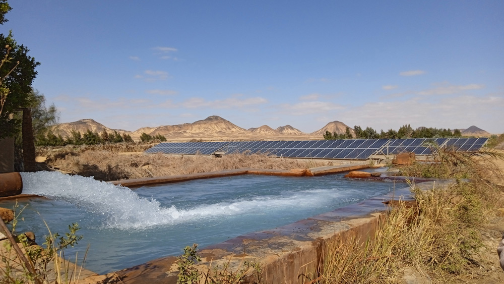 Solarbetriebene Wasserpumpe in der Wüste